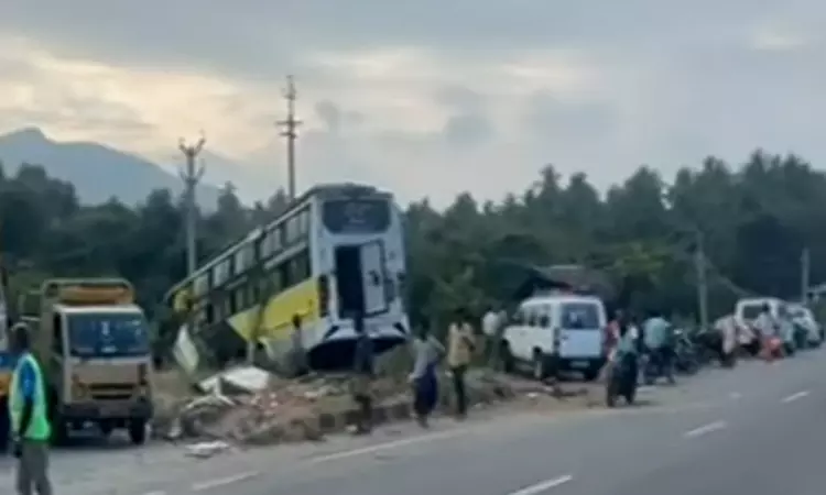 Breaking: தமிழகத்தில் காலையிலேயே பயங்கரம்..! கோர விபத்தில் 3 பேர் துடி துடித்து பலி.. 15 பேர் படுகாயம்.. மதுரையில் பரபரப்பு..!!