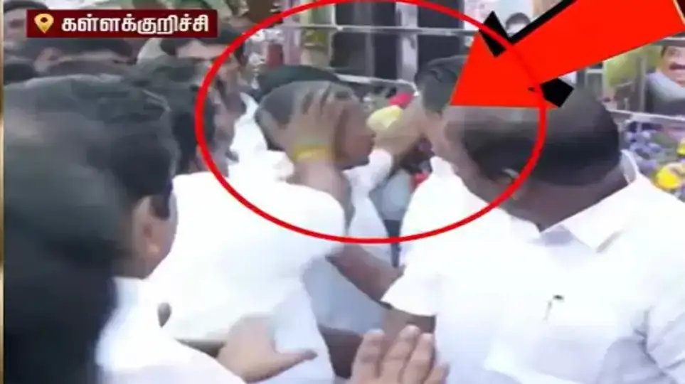 “கட்சித் தலைவர் முன்னாடியே இப்படியா?”.. அதிமுக நிர்வாகி கன்னத்தில் அறைந்த நகரச் செயலாளர்.. திகைத்து நின்ற இபிஎஸ்.. பகீர் வீடியோ..!!