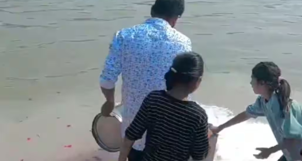 “இதுக்கு பேரு கடவுள் பக்தியா?”..  ஆற்றில் குடம் குடமாக பாலை ஊற்றிய நபர்.. கையேந்தி நின்ற குழந்தைகள்.. வைரலாகும் கொதிக்க வைக்கும் வீடியோ..!!