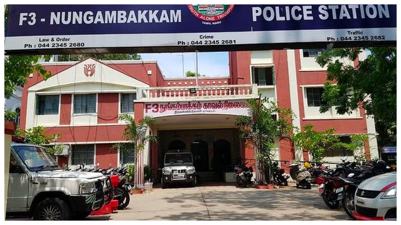 பொதுமக்களுக்கு மிரட்டல்… கையும் களவுமாக சிக்கிய அதிகாரிகள்… லஞ்சமா? மிரட்டலா?… வைரலாகும் காவல்துறை அதிகாரிகளின் சஸ்பெண்ட் பின்னணி…!!!