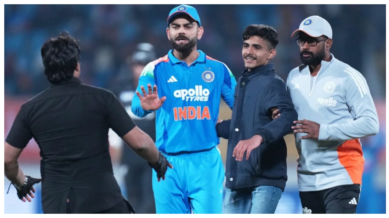 2வது ஒருநாள் போட்டியில் நடந்தது என்ன?… மைதானத்தில் ரசிகருக்கு விழுந்த அறை.. கெஞ்சிய விராட் கோலி… இந்தியா vs இங்கிலாந்து.. இணையத்தை உலுக்கும் வீடியோ…!!!