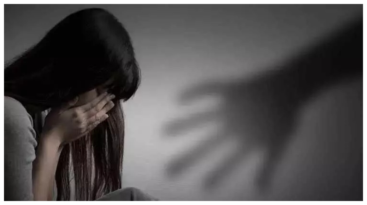 தங்கச்சினு சொல்லிட்டு இப்படி பண்றீங்களே… பாலியல் சீண்டலை வீடியோ எடுத்து இணையத்தில் கசியவிட்ட கொடூரன்… வெளிய சொன்னா அவ்வளவுதான்… உறவினரே செய்த துரோகம்..!!!