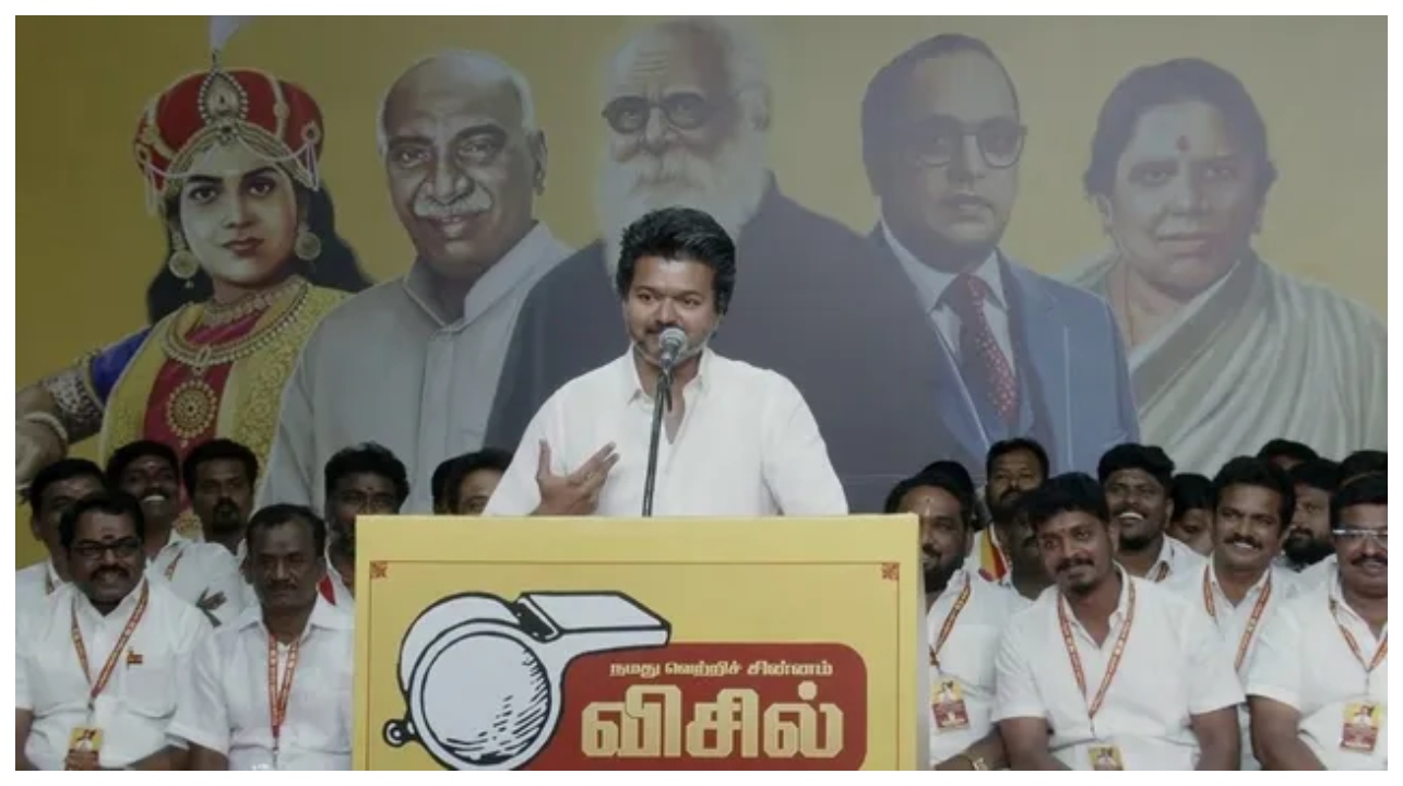 விஜய்யின் ‘பஞ்ச்’ பேச்சால் ஆடிப்போன ஆளுங்கட்சி… அழுத்தங்களுக்கு அடிபணிய மாட்டேன்… மர்மப் பேச்சின் பின்னணி என்ன?… அவதூறுகளுக்குப் பதிலடி கொடுத்த தளபதி…!!!