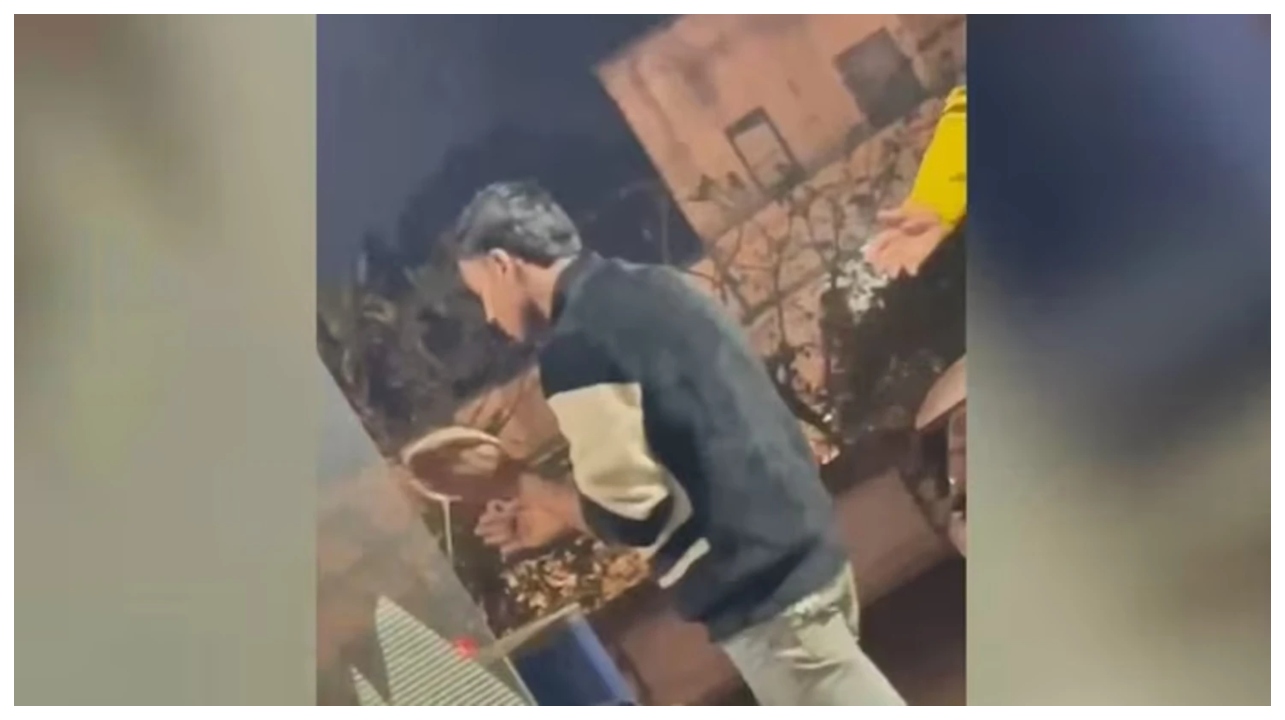 நீங்கள் விரும்பி சாப்பிடும் ஹோட்டல் சப்பாத்தியில் இதுதான் கலக்கப்படுகிறதா?… சிக்கிய உரிமையாளர்…  வைரல் வீடியோவால் உறைந்து போன மக்கள்…!!!