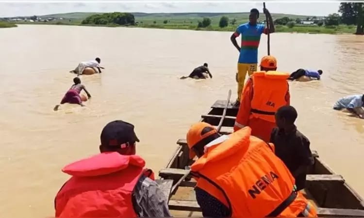 நைஜீரியாவில் நடுங்க வைத்த கோர சம்பவம்… ஆற்றில் கவிழ்ந்த படகு… 25 பேர் ஜலசமாதி… 14 பேரின் கதி என்ன…???