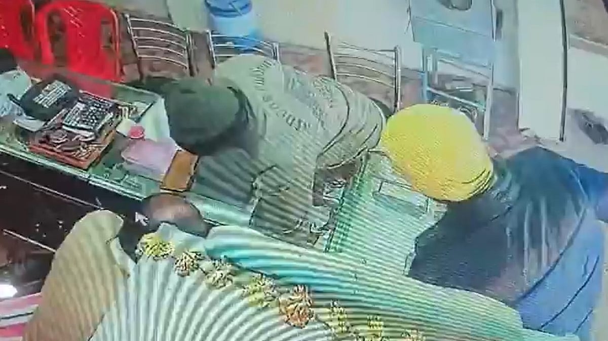 பகலில் நகைக்கடை… இரவில் செல்போன் கடை… உ.பி-யை உலுக்கும் ‘நூதன’ திருட்டு… அந்தப் பெண் செய்த காரியம் இருக்கே… ஷாக் வீடியோ!