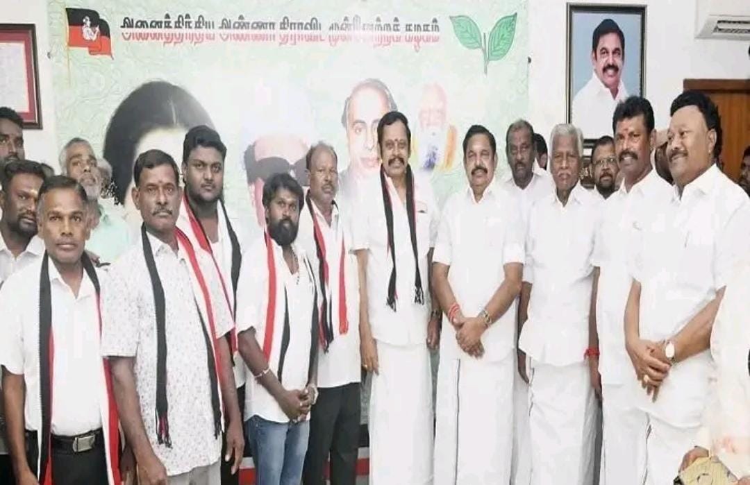 Breaking: திமுகவுக்கு பெரும் ஷாக்… எடப்பாடி பழனிச்சாமி முன்னிலையில் அதிமுகவில் இணைந்த முக்கிய தலைவர்… பரபரப்பில் அரசியல் களம்..!!