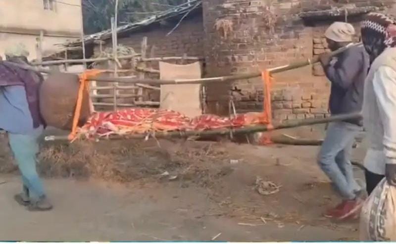 ஐயோ… இந்த நிலை யாருக்கும் வரக்கூடாது… என் பொண்ணு செத்துட்டா… அடக்கம் செய்ய ஒரு ஆளும் இல்லை… தந்தையின் நெஞ்சை உலுக்கும் செயல்… வீடியோ வைரல்…!!!