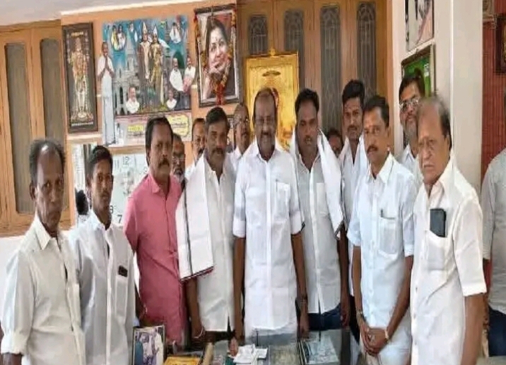 அதிமுகவின் மெகா பிளான்..! மீண்டும் சொந்த வீட்டுக்கு திரும்பும் ரத்தங்கள்.. திண்டுக்கல்லில் அமமுக கூடாரம் காலி.. எடப்பாடியாரின் அதிரடி ஆப்ரேஷனால் கலங்கும் டிடிவி தினகரன்..!!