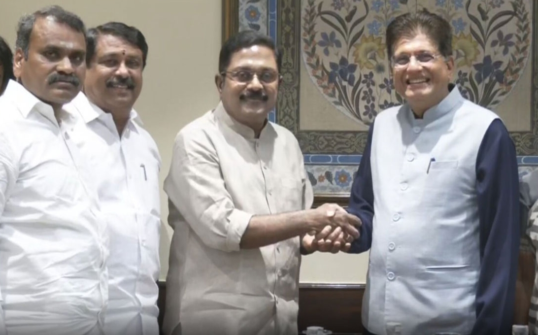 Breaking: செம குஷியில் அதிமுக..! தேசிய ஜனநாயக கூட்டணியில் அதிகாரப்பூர்வமாக இணைந்தார் டிடிவி தினகரன்… பரபரப்பில் அரசியல் களம்..!!