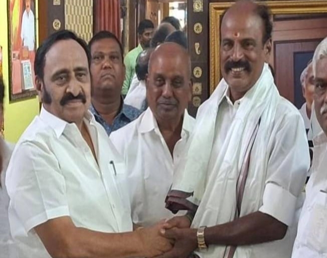 அதிமுக கோட்டையில் ஓட்டை…! “அதிரடி காட்டும் அறிவாலயம்”… திமுகவில் இணைந்த முன்னாள் எம்எல்ஏ… அதிரும் தமிழக அரசியல் களம்..!!