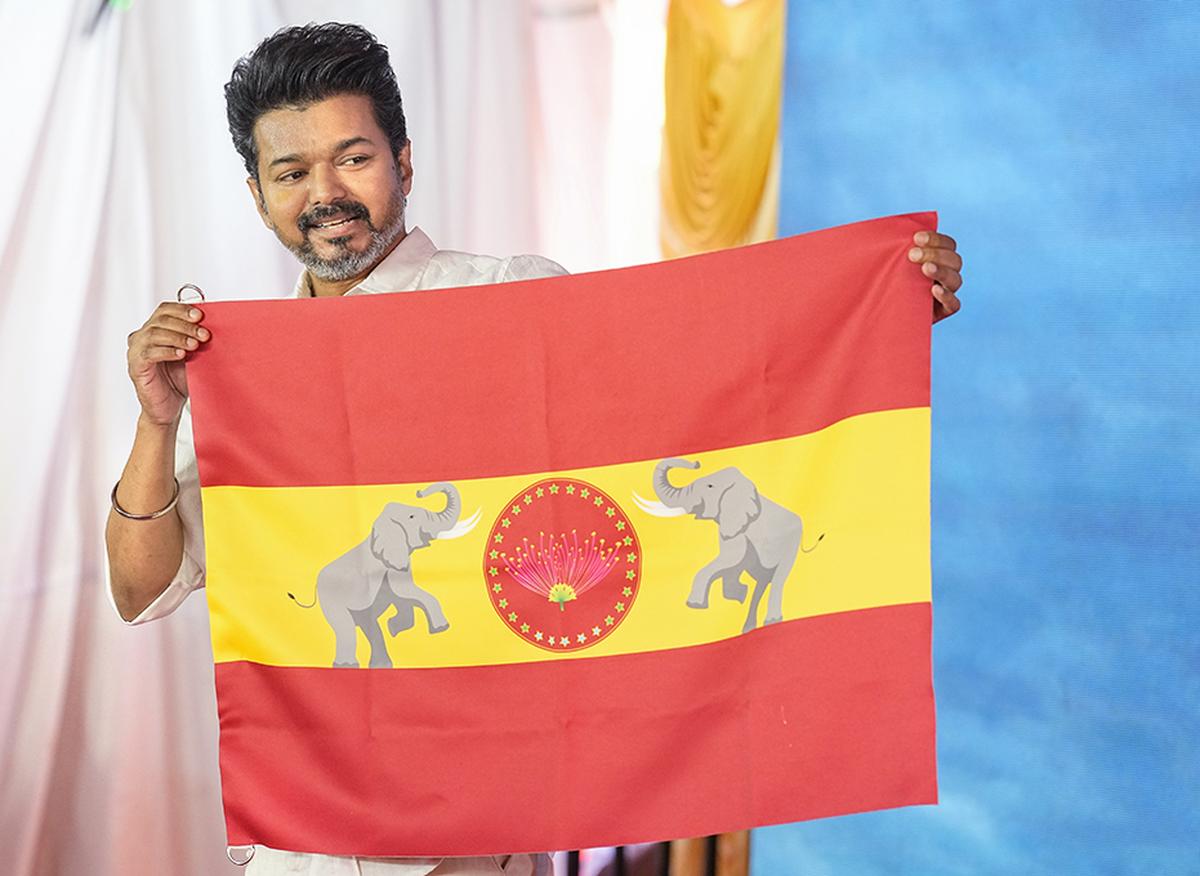 நம்பவே முடியல…. TVK கட்சியின் கொடியின் ரகசியம் இதுதானா….? விஜய் போட்ட பக்கம் பிளான்…. வைரலாகும் வீடியோ….!!
