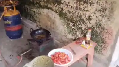 பாடம் நடத்த வேண்டிய நேரத்தில் ‘மீன் விருந்து’ மாணவர்களை சமைக்க வைத்துவிட்டு ருசித்து சாப்பிடும் ஆசிரியர்கள்.. பீகார் அரசுப் பள்ளியில் நடந்த பகீர் சம்பவம்.. வைரல் வீடியோ..!!