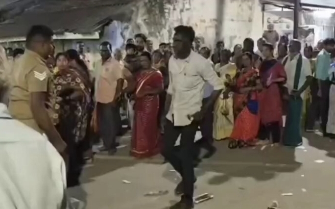 போலீசையே மிரட்டும் துணிச்சல்…. கத்தியுடன் விரட்டிய நபர்…. மடக்கி பிடித்த காவல்துறை…. வைரலாகும் வீடியோ….!!