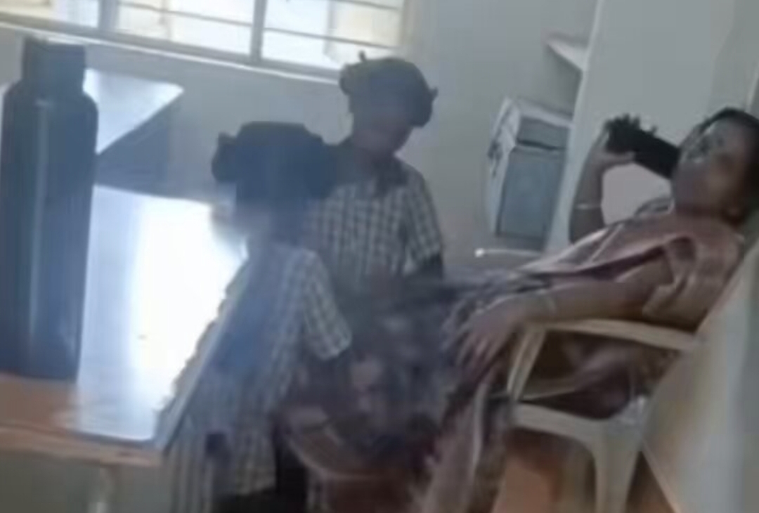 என்ன கொடுமை இது….? ஜாலியாக போன் பேசும் ஆசிரியை…. கால் பிடித்து விடும் பள்ளி குழந்தைகள்…. உண்மை பின்னணி என்ன….?