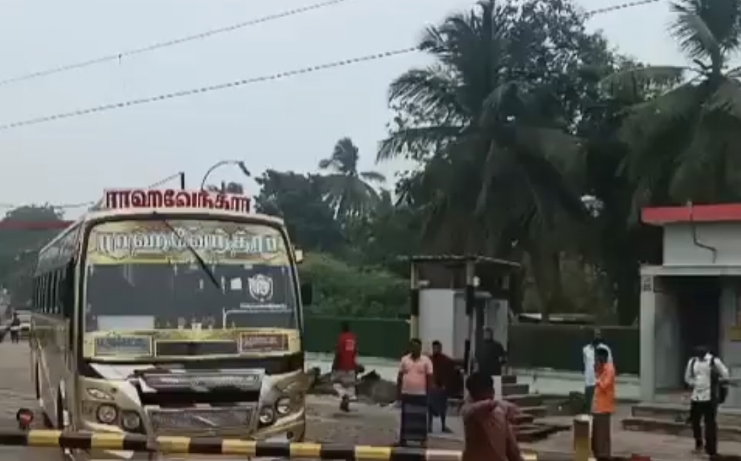அவசரத்துல கூட இப்படி பண்ணாதீங்க…. உயிருக்கு யாரு கேரண்டி…. ரயில்வே கேட்டில் நடந்த முட்டாள்தனம்…. வைரலாகும் வீடியோ….!!