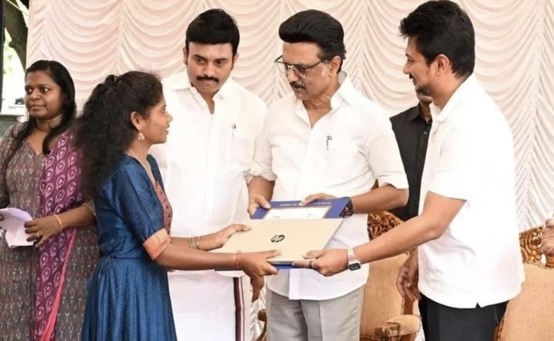 மாணவர்களே ரெடியா….? 10 லட்சம் பெருக்கு நாளை முதல் லேப்டாப்….  தொடங்கி வைக்கும் முதல்வர் ஸ்டாலின்….!!