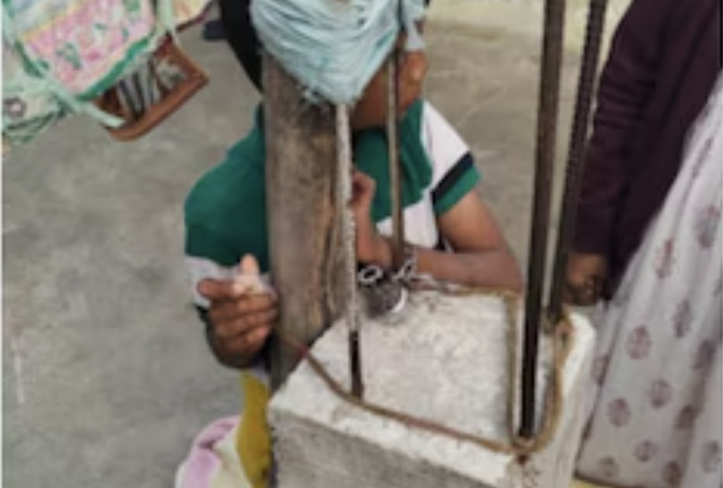 4 மாசம் சங்கிலியில் கட்டப்பட்ட 12 வயது சிறுவன்…. பெத்தவங்க செஞ்ச கொடூரம்…. குழந்தைகள் பாதுகாப்பு பிரிவு அதிரடி நடவடிக்கை….!!