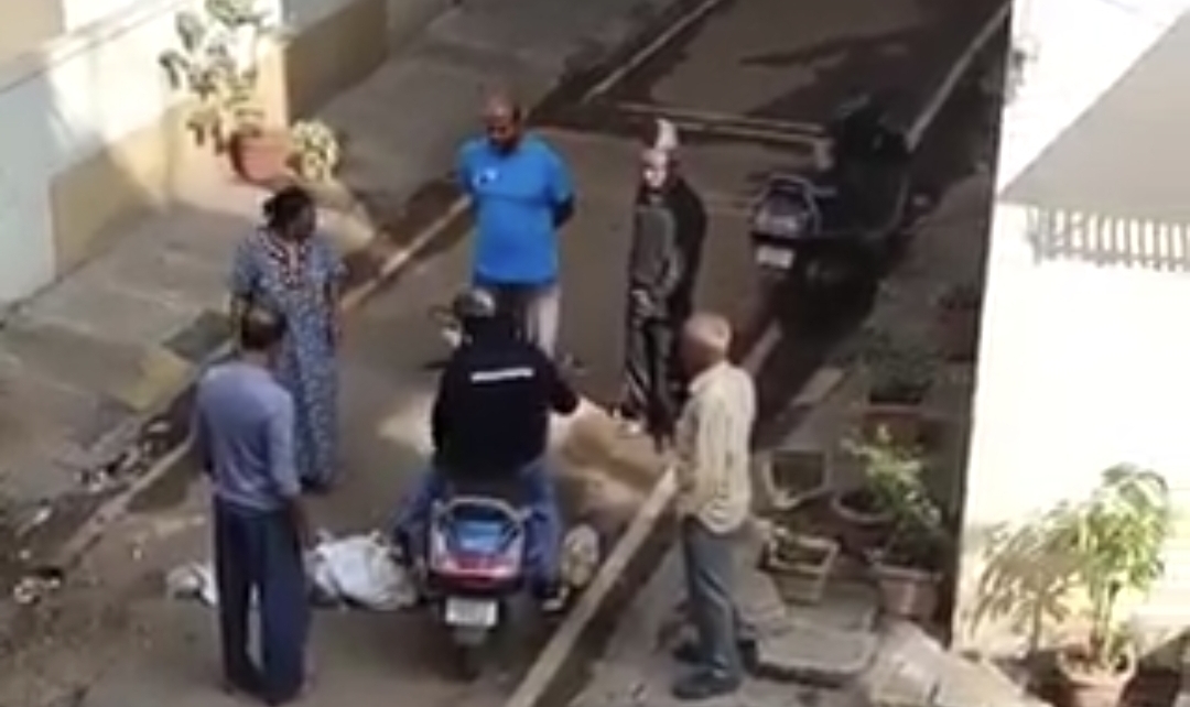 இப்படித்தான் ரோட்டுல வீசுவீங்களா….?  இவ்வளவு திமிரு ஆகாது…. வைரலாகும் ஷாக் வீடியோ….!!