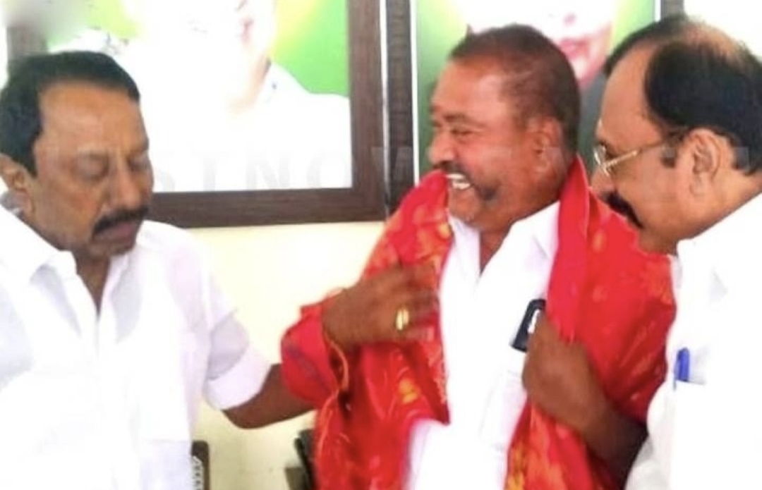 “அதிமுக டூ தவெக” EPS கோட்டையில் அதிரடி விரிசல்…. விஜய்யுடன் கைகோர்க்கும் முக்கிய புள்ளி….!!