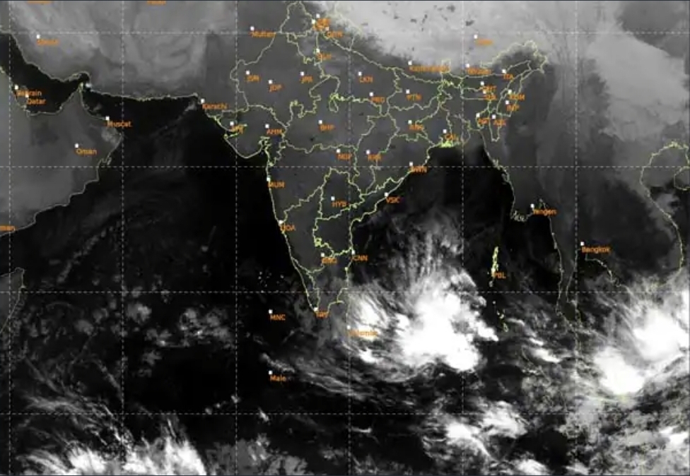 வங்கக்கடலில் புதிய காற்றழுத்த தாழ்வு பகுதி…. உங்கள் மாவட்டத்தில் கனமழை பெய்யுமா….? இதோ முழு விவரம்….!!