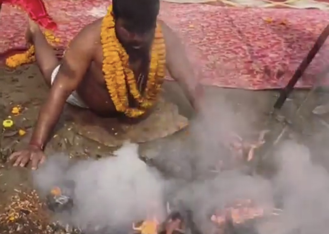 “முட்டாள்தனத்தின் உச்சம்” பக்தி பெயரில் இப்படியா….? நெருப்புக்குள் தலையை விட்டு…. வைரலாகும் அதிர்ச்சி வீடியோ….!!