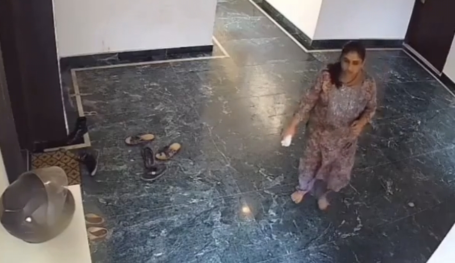 “அடடே…. அக்கா மாட்டிக்கிட்டாங்களே” – பக்கத்து வீட்டை நோட்டம் பார்த்த பெண்…. கேமராவில் சிக்கிய ‘உளவு’ வேலை….!!