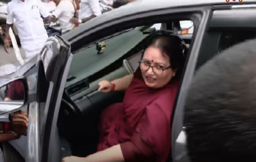 தேர்தலில் சீட்டு கேட்டு வந்த ‘ஜெ’ மகள்….? கொதித்துப்போன ரத்தத்தின் ரத்தங்கள்….. விரட்டியடித்த தொண்டர்கள்….!!