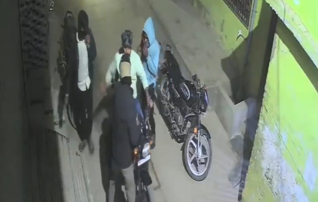 போலீஸ் ஸ்டேஷன் பக்கத்திலேயே இப்படியா….? நகை வியாபாரிக்கு துப்பாக்கி சூடு…. வைரலாகும் வீடியோ….!!