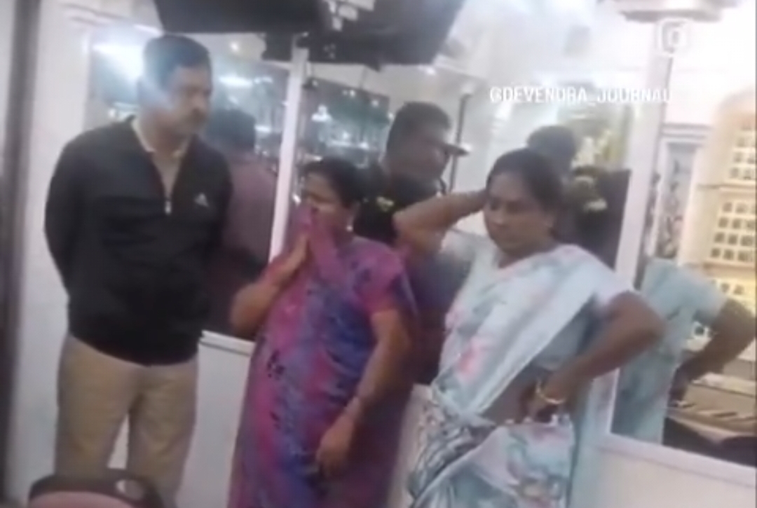 தலை சொறிந்ததால் கைதான பெண்…. வைரலாகும் வீடியோ…. பின்னணி என்ன….?
