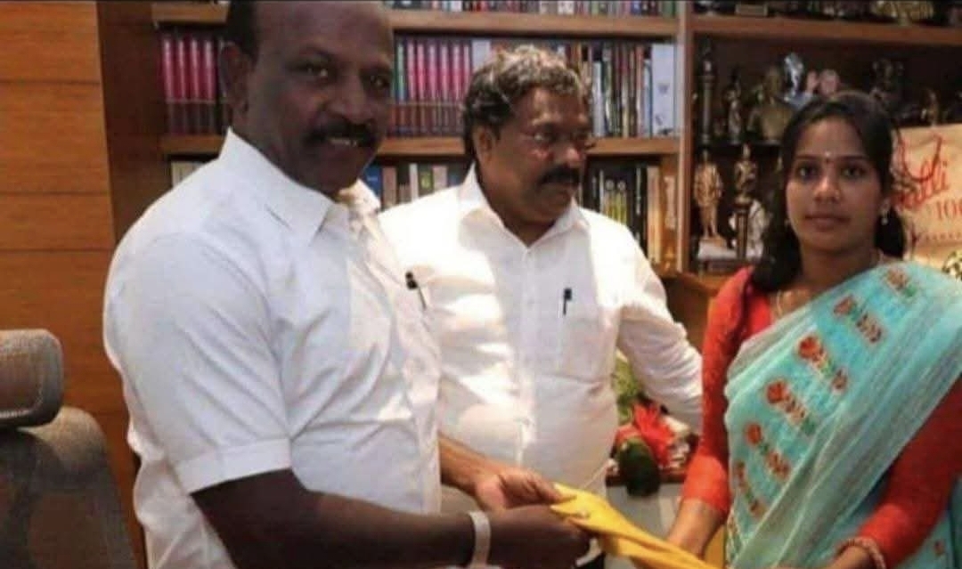 “யாரு கூட நிக்கிறாங்கன்னு பாருங்க” – கஞ்சா கேஸ்ல கைதான பெண்ணுடன் மா.சு…. அண்ணாமலை போட்ட அந்த பகீர் போட்டோ….!!