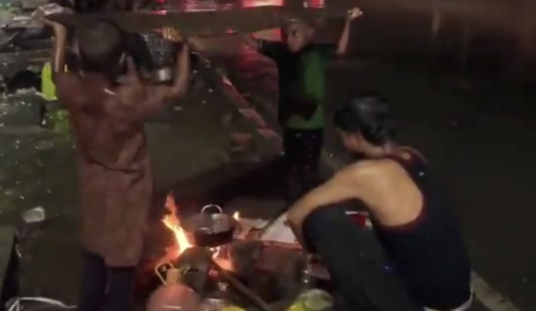 “இவங்களோட வாழ்க்கை எப்போ மாறும்?” கொட்டும் மலையில் ஒரு குடும்பம்…. பளபளக்கும் இந்தியாவுக்குள் ஒழிந்திருக்கும் சோகம்….!!