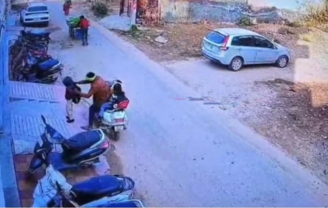 யாரும் எதிர்பார்க்காத ட்விஸ்ட்…. பள்ளியில் மகளை இறக்கிவிட்ட தந்தை…. அடுத்த சில நொடிகளில் நடந்த விபரீதம்….!!