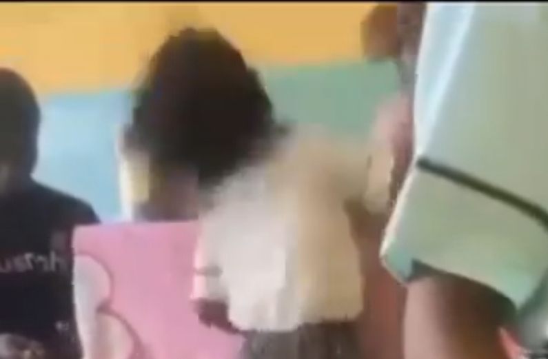 “படிப்பு சொல்லிக் குடுக்குற இடமா? இல்ல சித்திரவதை பண்ற இடமா?” – ஆசிரியரோட ராட்சத குணம்…. வைரலாகும் அதிர்ச்சி வீடியோ….!!