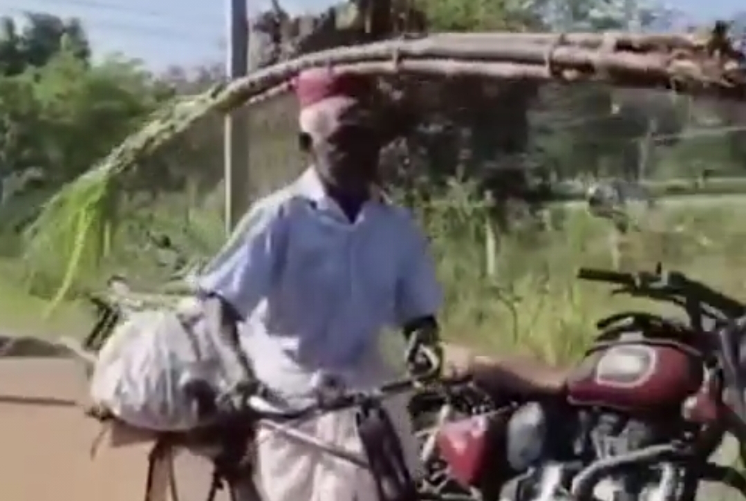 தலையில் கரும்புடன் சைக்கிளில் வந்த அப்பா…. 13 வருஷமா மாறாத அன்பு…. மகளுக்காகக் கொண்டு வந்த பொங்கல் சீர்….!!