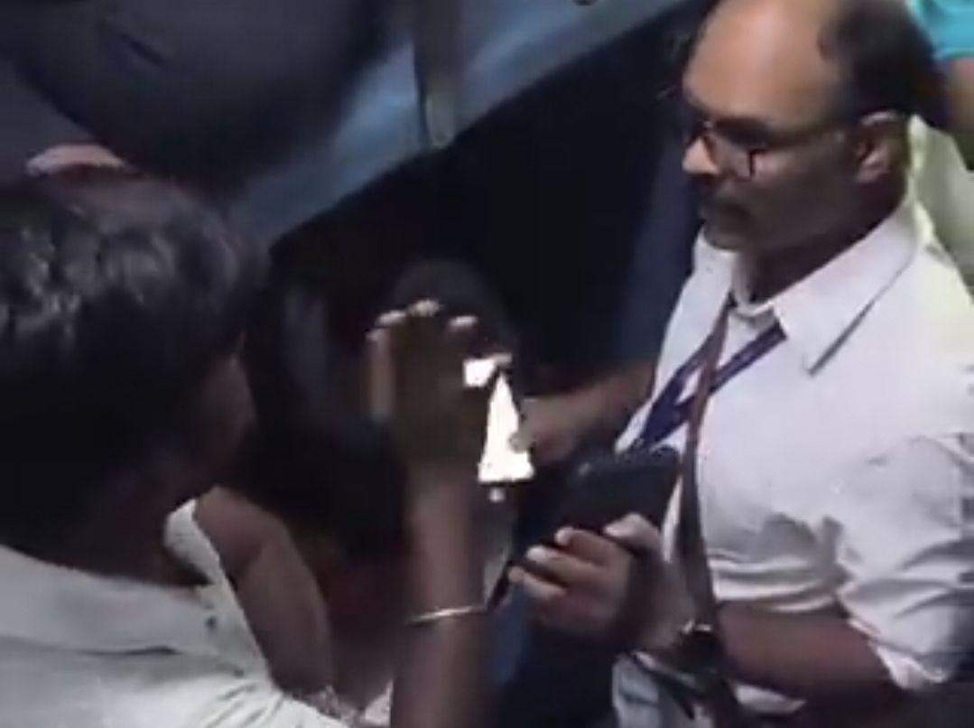 டிக்கெட் இல்லாம ஏறுறவங்களை ஏன் கேக்குறது இல்ல…? டிடிஇ-யை வளைத்துப் பிடித்த பயணி…. நாகர்கோவில் ரயிலில் கடும் வாக்குவாதம்….!!