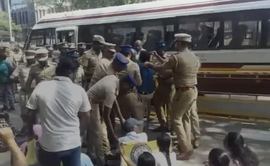 பொங்கல் நாளில் பதட்டம்…. ஆசிரியர்கள் அதிரடியாக கைது…. 22-வது போராட்டத்தில் சலசலப்பு….!!