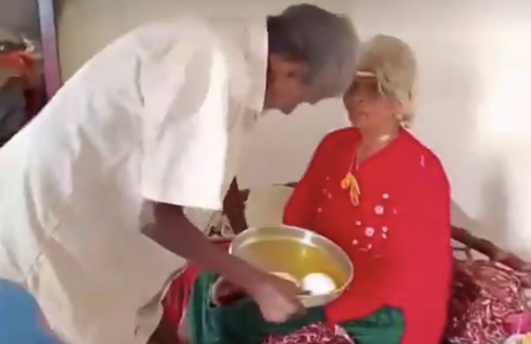 “இதாங்க உண்மையான காதல்” 100 வயதிலும் குறையாத பேரன்பு…. நெஞ்சை உருக்கும் வைரல் வீடியோ….!!