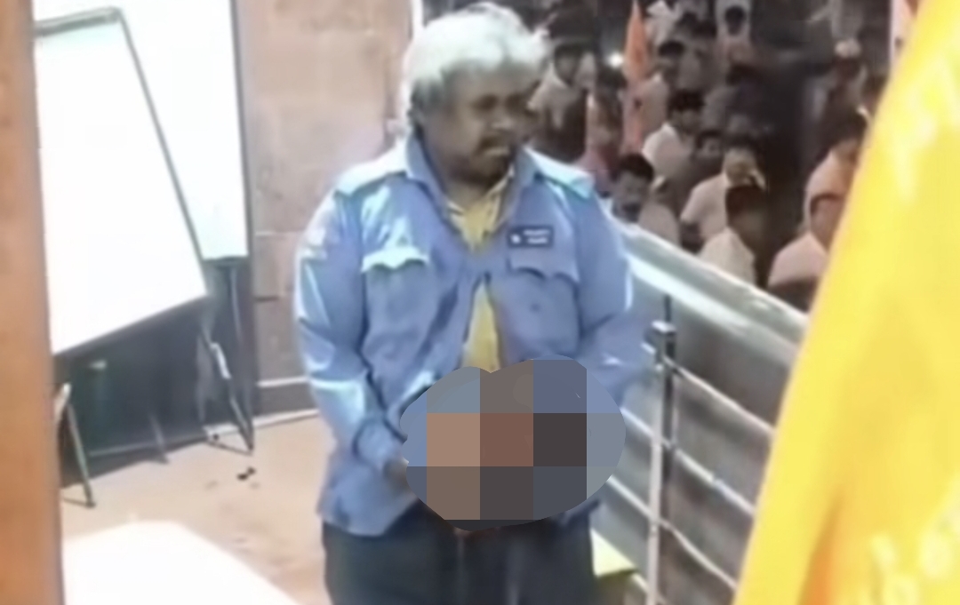 “ஐயோ…. வயிறு கிழிஞ்சு குடல் வெளியே” ராக்கெட் வெடித்ததில் செக்யூரிட்டிக்கு கொடூரம்…. வைரலாகும் பகீர் வீடியோ….!!