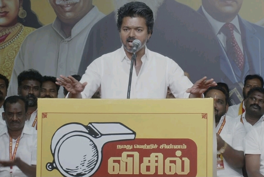 “ஒரு பைசா கூட தொடமாட்டேன்” மேடையில் திமுக, அதிமுக-வை நேருக்கு நேர் சாடிய தளபதி விஜய்..!!