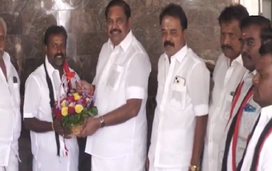 “விஜய் கட்சிக்கு செக் வைத்த ஈபிஎஸ்” அதிமுகவில் ஐக்கியமான தவெக நிர்வாகிகள்….!!