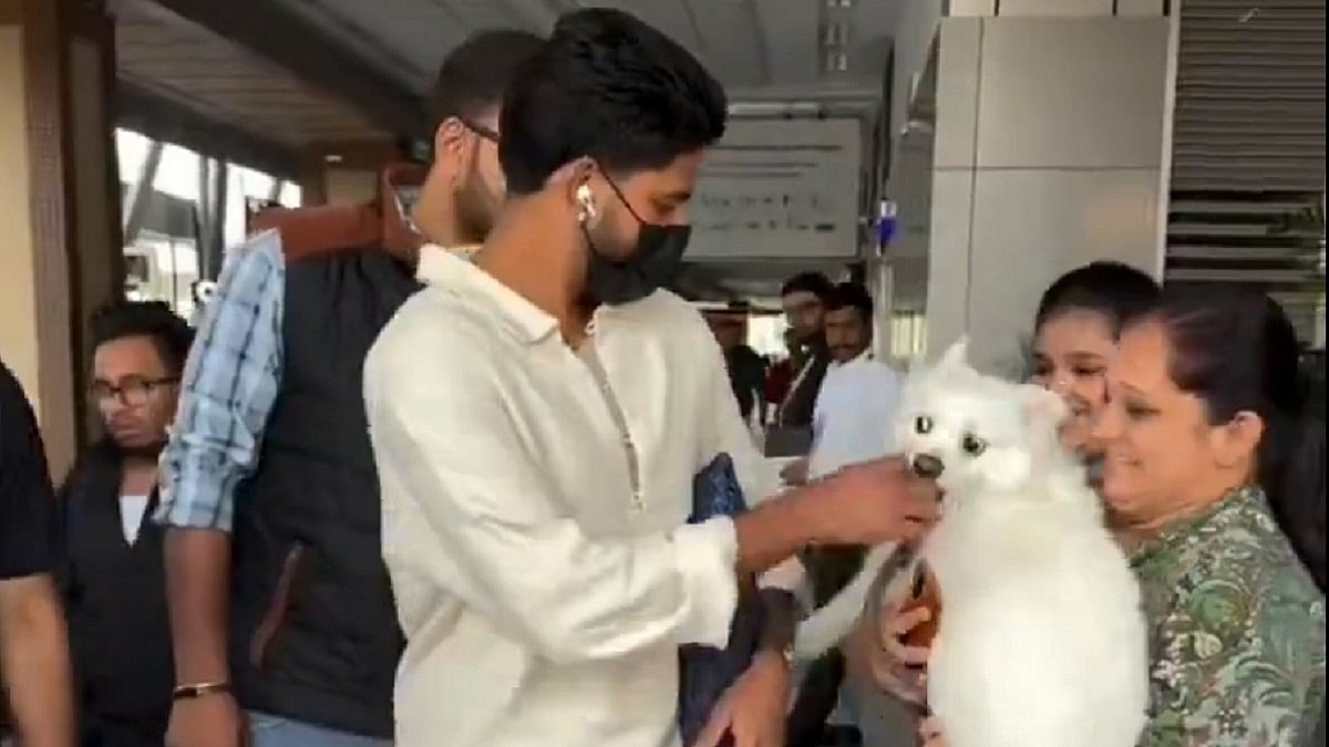 பாசமா தொட்டது ஒரு குத்தமா..? ஏர்போர்ட்டில் கடிக்க பாய்ந்த நாய்… “ஜஸ்ட் மிஸ்ஸில் தப்பிய ஸ்ரேயஸ் ஐயர்”… பதற வைக்கும் வீடியோ… !!