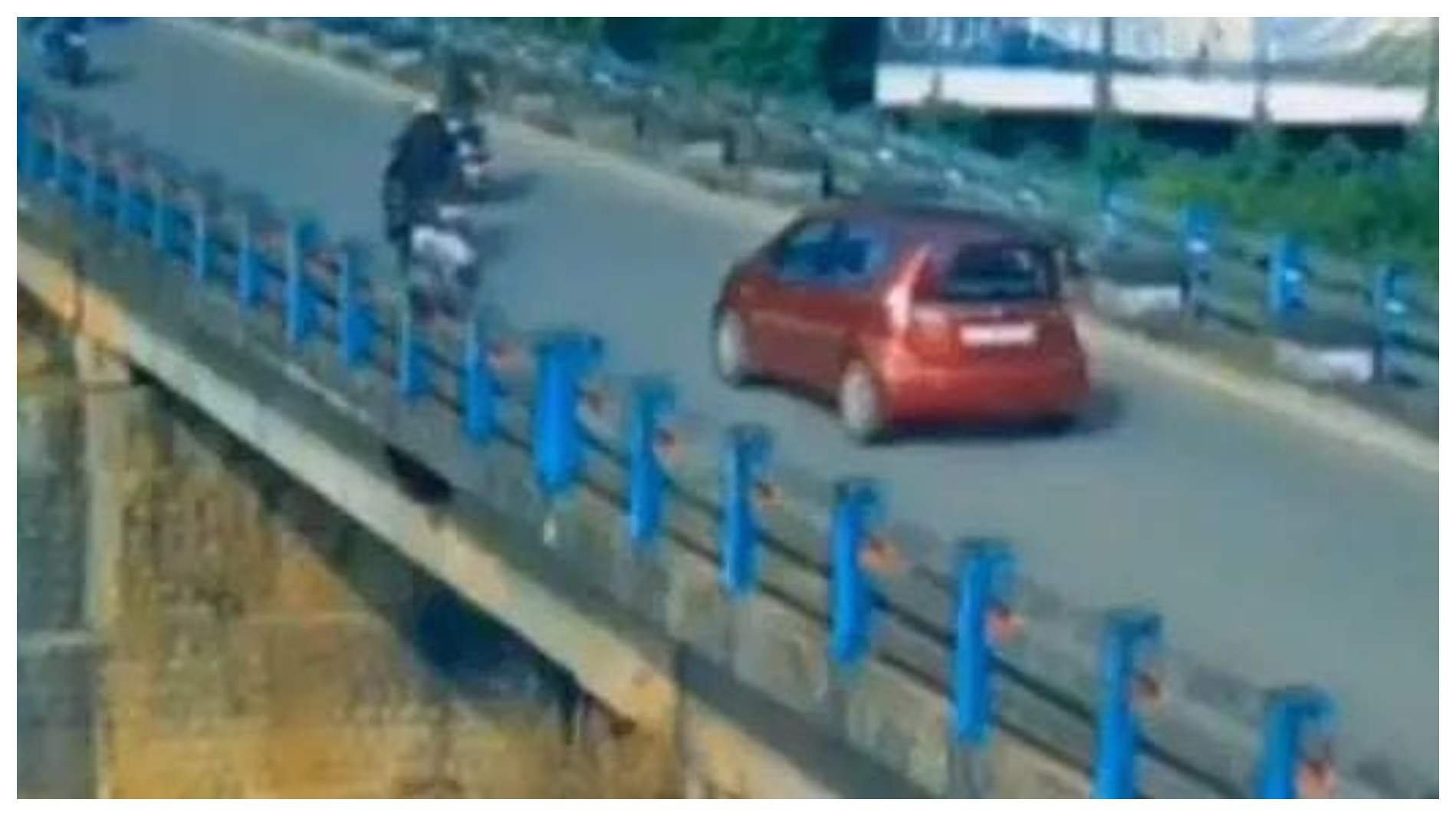 பள்ளியிலிருந்து வீடு திரும்பிய மாணவி… பாலத்தின் மீது ஏறி ஆற்றில் குதித்து தற்கொலை… நெஞ்சைப் பதறவைக்கும் வீடியோ…!!