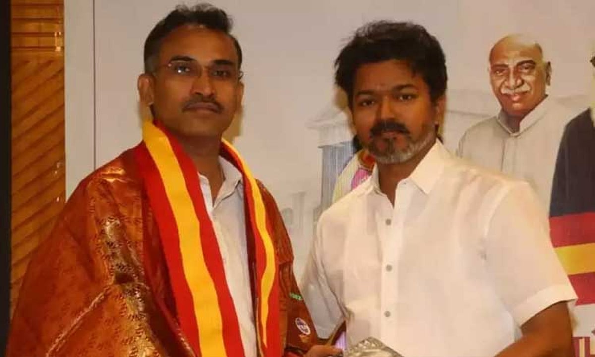 “யாருக்காக சுழல்கிறது உங்கள் ஆட்சி சக்கரம்?” அரசு கல்லூரி வளாகத்தில் நடந்த பயங்கரம்.. திமுக நிர்வாகத்தை கிழித்துத் தொங்கவிட்ட தவெக கொள்கை பரப்பு செயலாளர்..!!