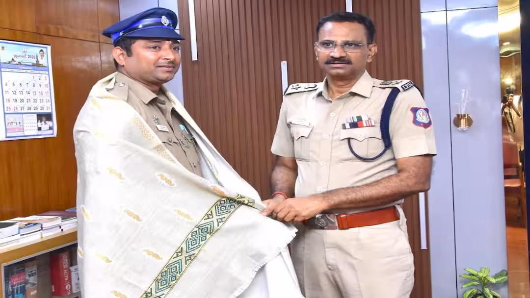 “காப்பாற்றியது காவலர் அல்ல.. கடவுள்!”…விருத்தாச்சலத்தை உறைய வைத்த நிமிடங்கள்…சிசிடிவி காட்சிகளால் வைரலாகும் ரியல் ஹீரோ…!!!