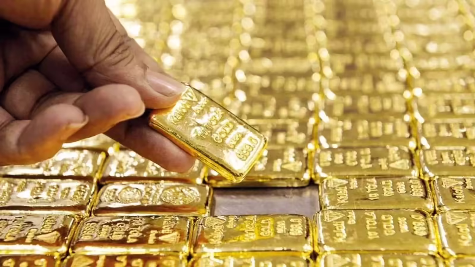 BREAKING : தங்கம் விலையில் அதிரடி சரிவு: ஒரே நாளில் சவரனுக்கு ரூ.7,600 குறைந்தது – இல்லத்தரசிகள் மகிழ்ச்சி!
