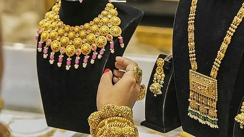 Breaking: இனி கனவில் மட்டும் தான் தங்கம் வாங்க முடியுமா..? அடக்கடவுளே… ராக்கெட் வேகத்தில் உயரும் தங்கம், வெள்ளி விலை… இன்று ஒரு சவரன் எவ்வளவு தெரியுமா.?