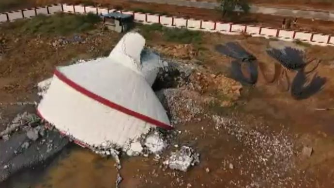 “21 கோடி ரூபா நாசமா போச்சு” திறப்பு விழாவுக்கு முன்னே தரைமட்டமான டேங்க்…. ஊழலால் மக்கள் ஆவேசம்….!!