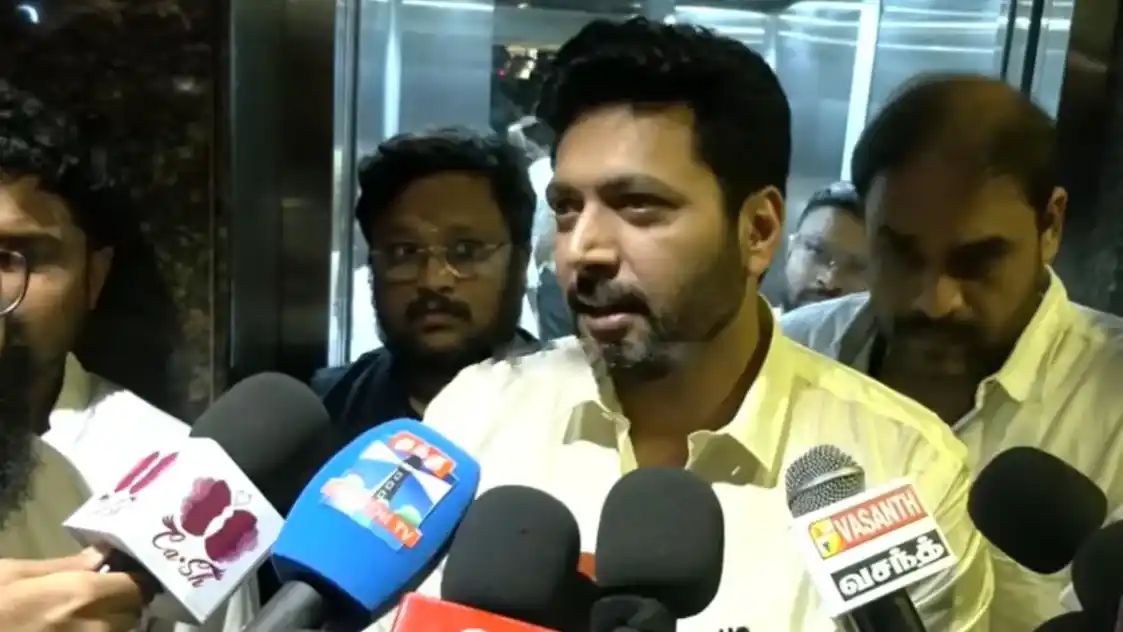 அமரன் படத்தை விட இது வேற லெவல்.. “தம்பிகள போக விட்டுருக்காரு அண்ணன் வருவாரு” ஜனநாயகன் ரிலீஸ் குறித்து ரவி மோகன் சொன்ன அதிரடி தகவல்..!!