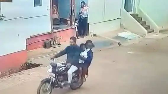 யாரையும் நம்பாதீங்க மக்களே…. குழந்தைகளைத் தூக்கிச் சென்ற நபர்…. நடுரோட்டில் காத்திருந்த ஒரு ட்விஸ்ட்….!!